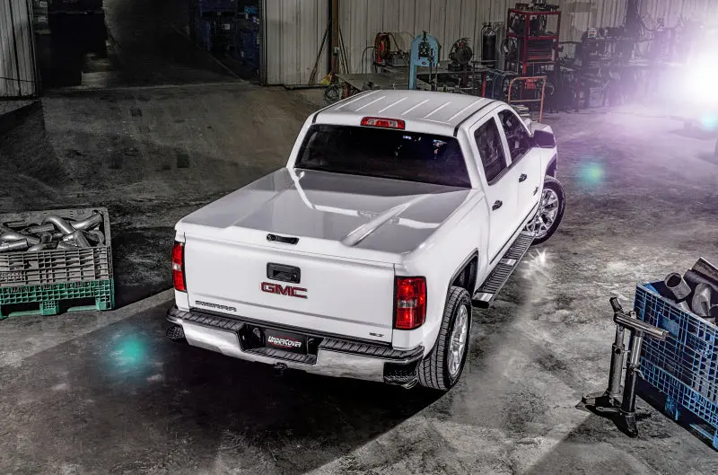 Undercover Elite Lx Retractable Tonneau Cover For 2014–2018 Gmc Sierra 1500 (19 Limited), 5.8Ft Bed – Silver Ice 1